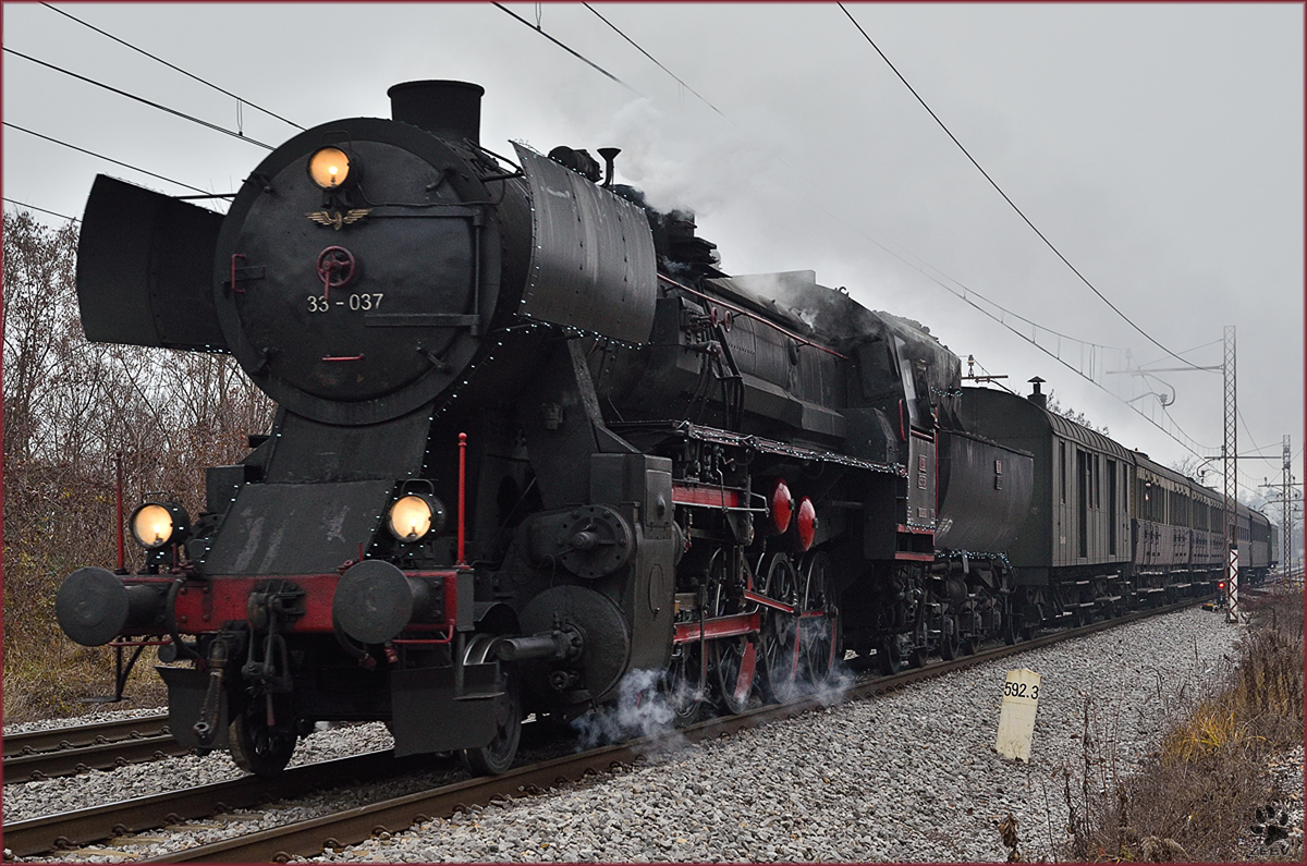 SŽ 33-037 zieht Weinachtzug durch Maribor-Tabor Richtung Maribor HBF. /21.12.2015