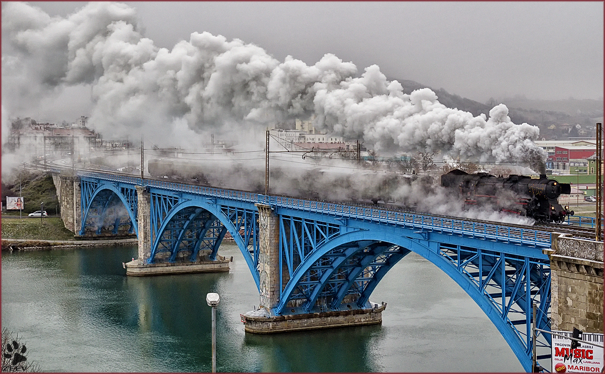 SŽ 33-037 zieht Weinachtzug über Draubrücke Richtung Ptuj. /21.12.2016