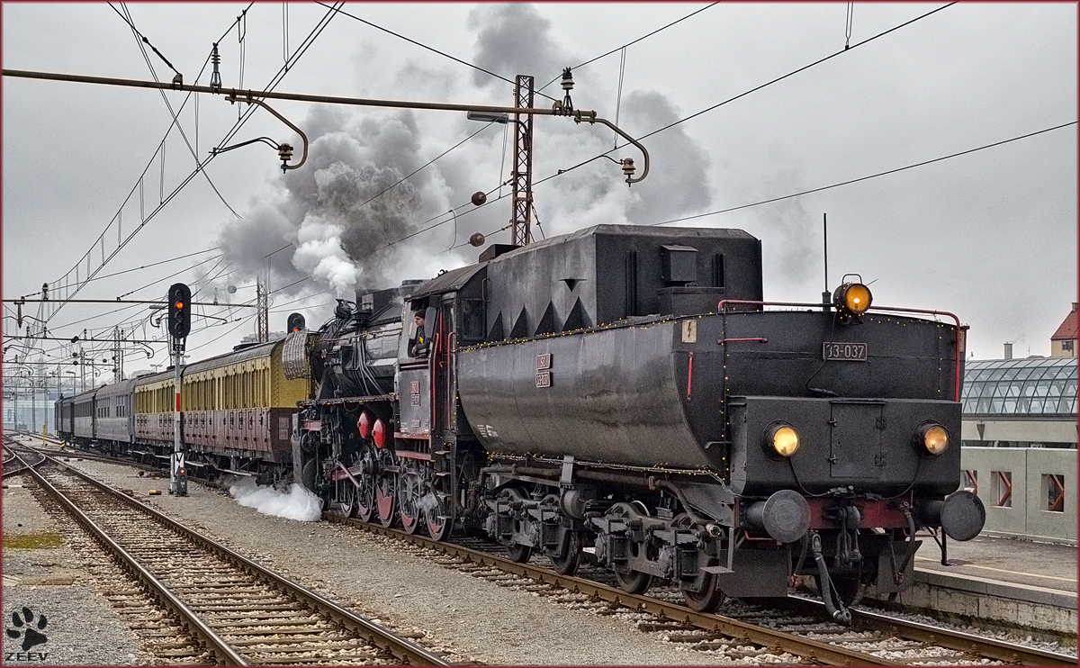 SŽ 33-037 zieht Weinachtzug zurück aus Dravograd auf Maribor HBF. /20.12.2016