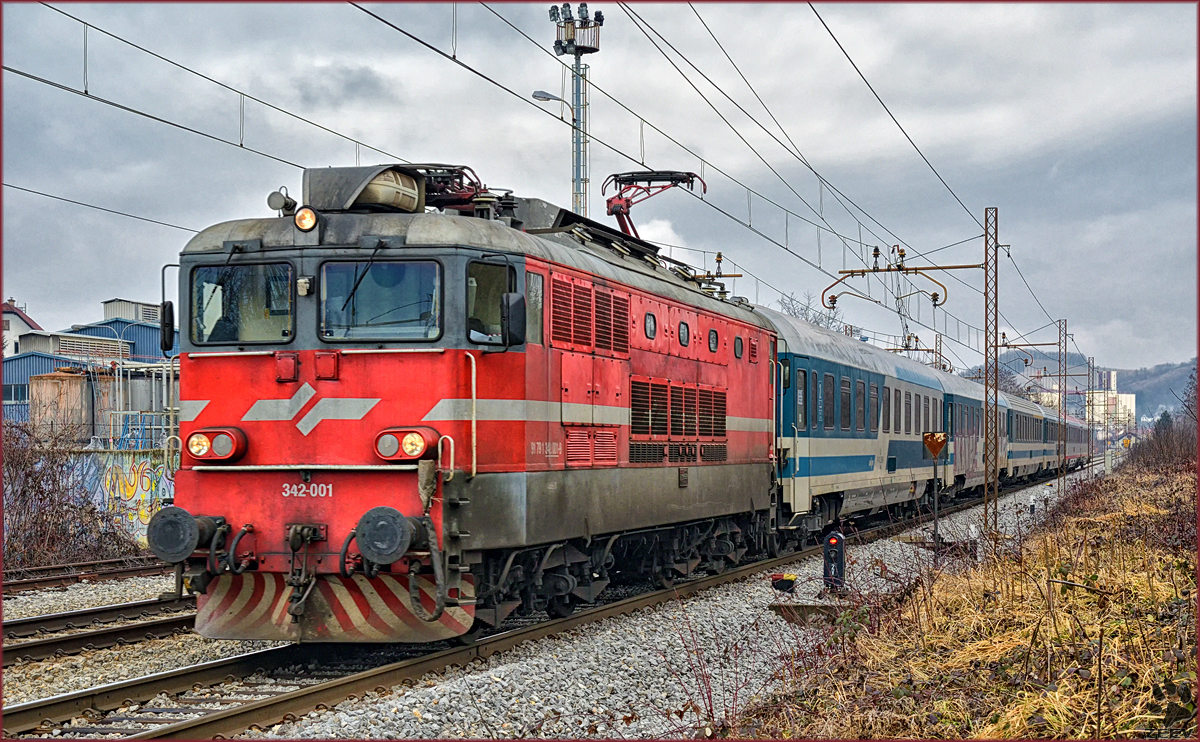 SŽ 342-001 zieht EC 151 durch Maribor-Tabor Richtung Ljubljana. /7.2.2017