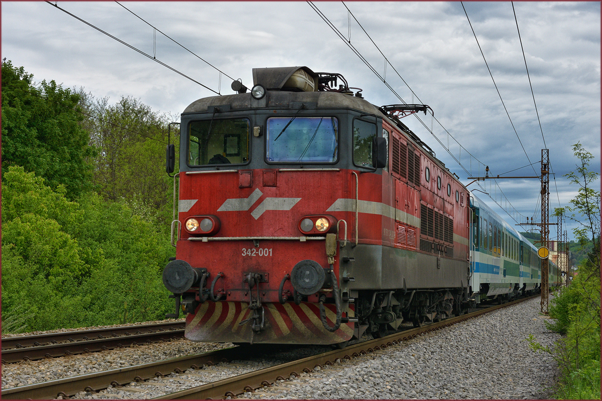 SŽ 342-001 zieht EC151 durch Maribor-Tabor Richtung Ljubljana. /24.4.2018