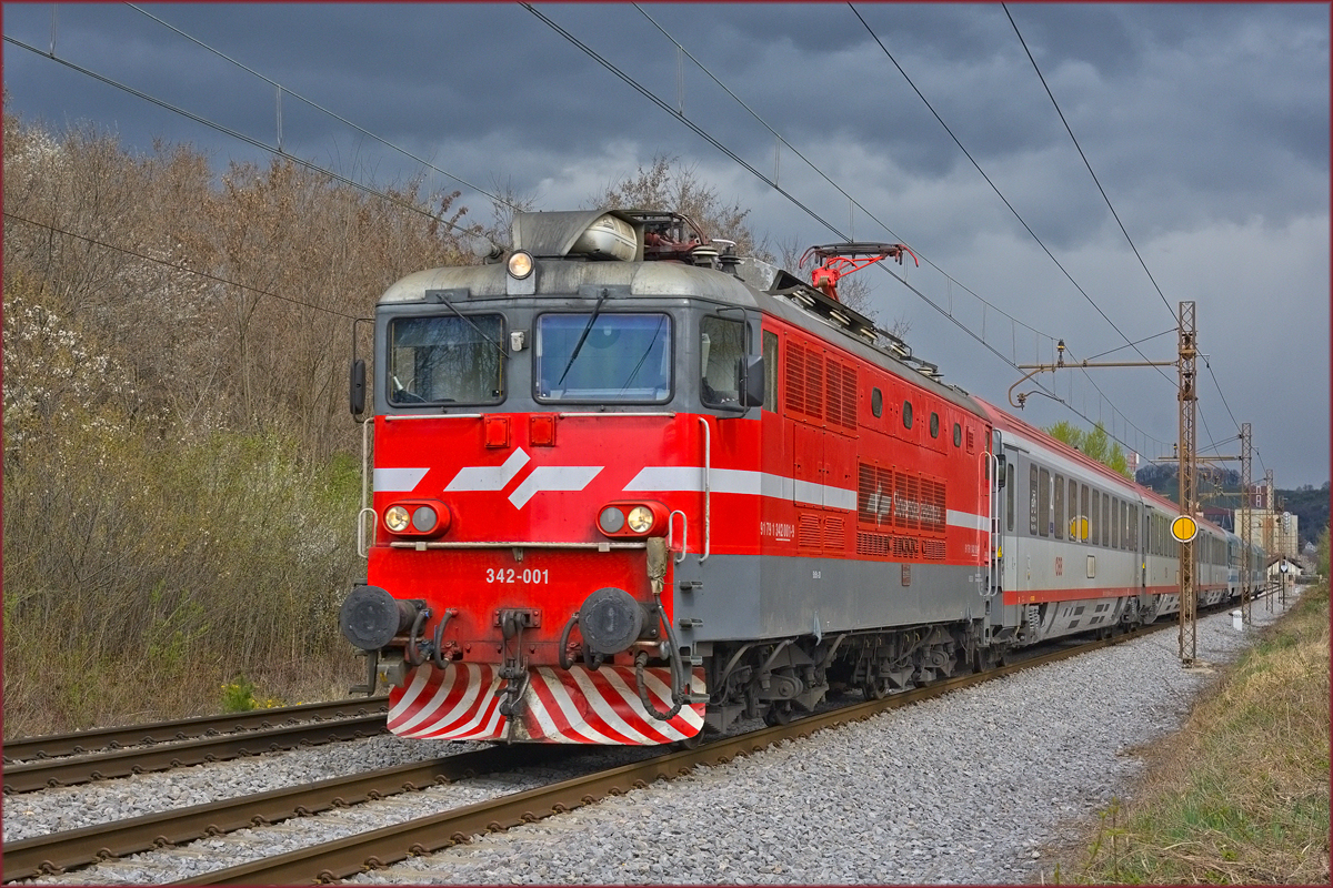 SŽ 342-001 zieht EC151 durch Maribor-Tabor Richtung Ljubljana. /3.4.2021