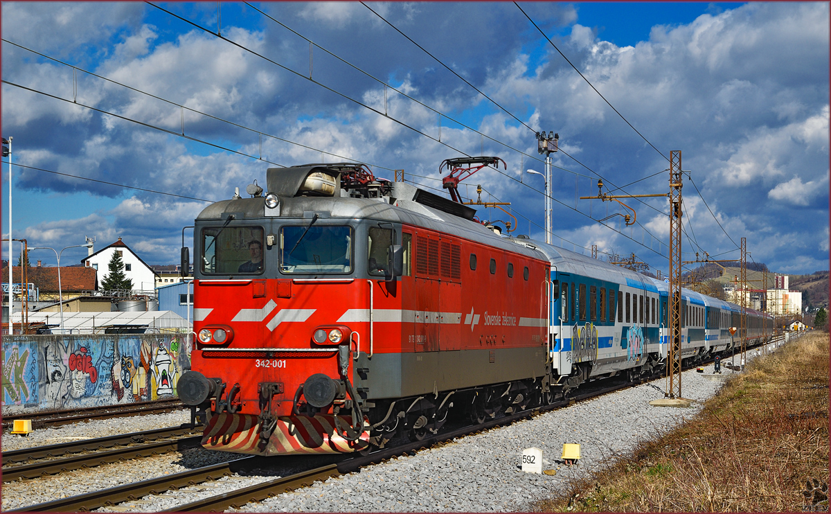 SŽ 342-001 zieht EC151 durch Maribor-Tabor Richtung Ljubljana. /24.2.2016