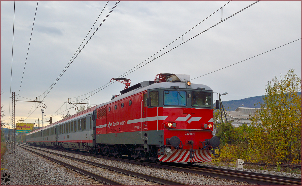 SŽ 342-001 zieht EC158 'Croatia' durch Maribor-Tabor Richtung Wien. /6.11.2013