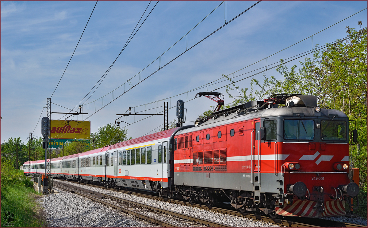 SŽ 342-001 zieht EC158 'Croatia' durch Maribor-Tabor Richtung Wien. /30.4.2015