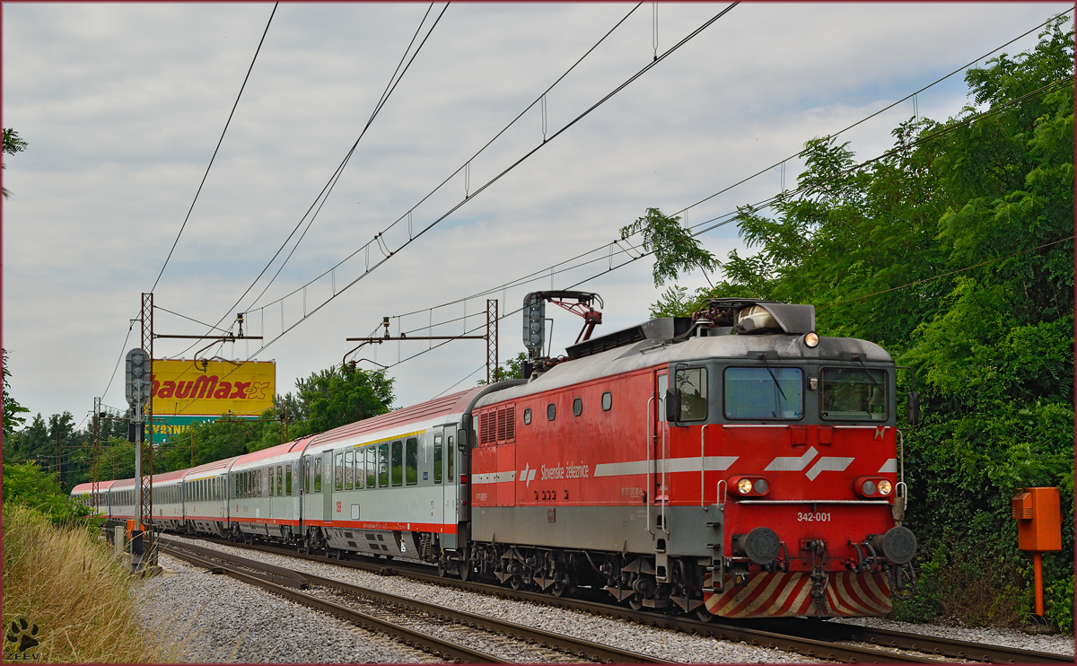SŽ 342-001 zieht EC158 'Croatia' durch Maribor-Tabor Richtung Wien. /2.7.2015