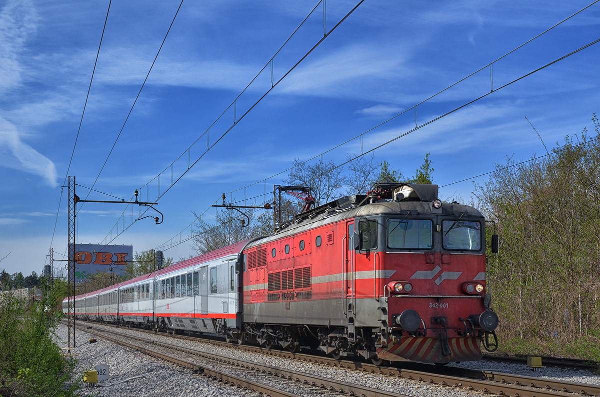 SŽ 342-001 zieht EC158 durch Maribor-Tabor Richtung Wien. /7.4.2017