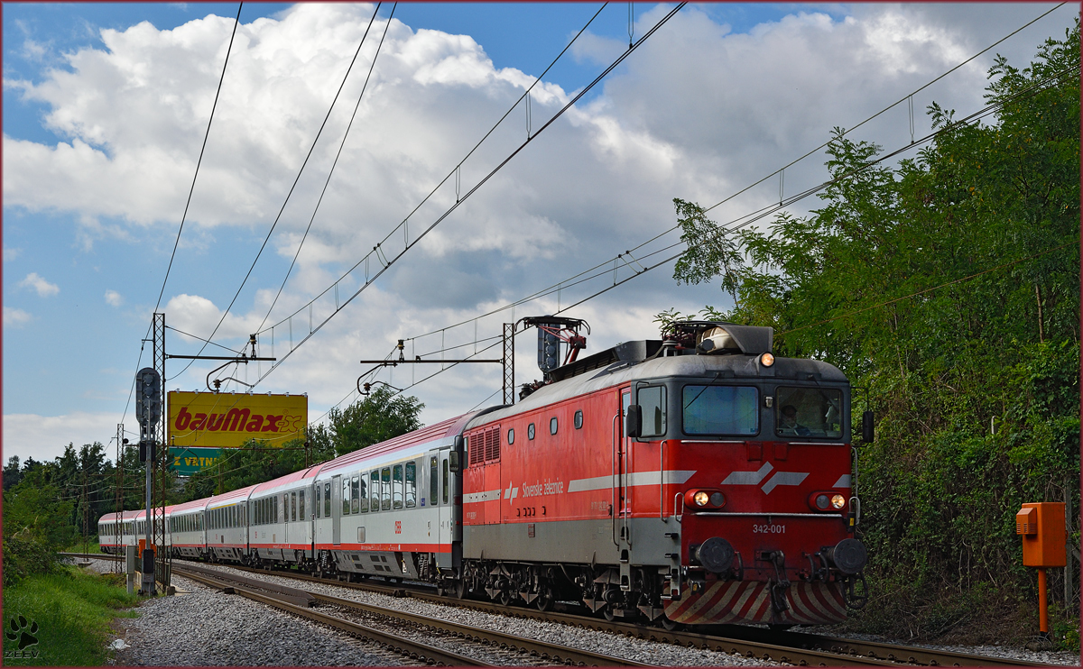 SŽ 342-001 zieht EC158 durch Maribor-Tabor Richtung Wien. /8.9.2015