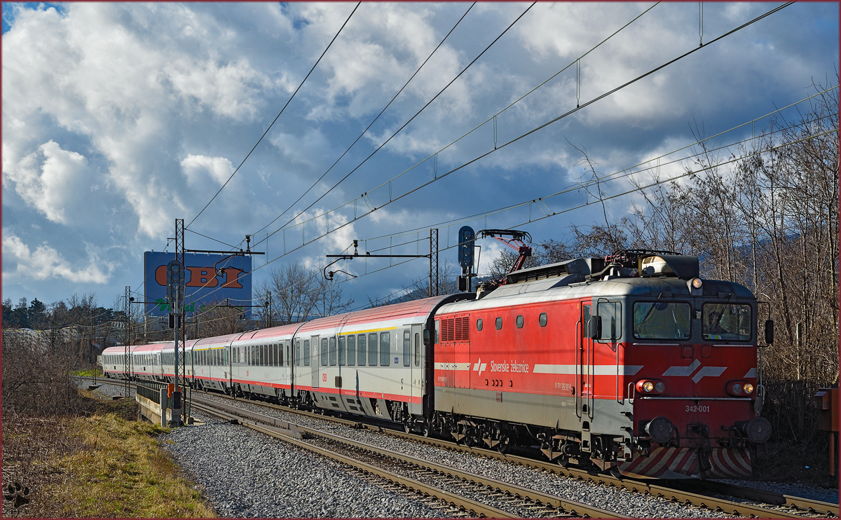 SŽ 342-001 zieht EC158 durch Maribor-Tabor Richtung Wien. /24.2.2016