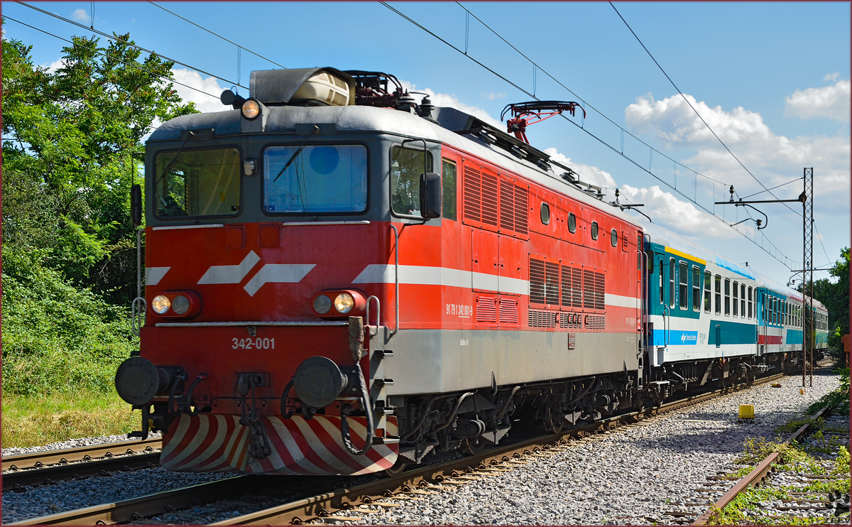 SŽ 342-001 zieht Personenzug durch Maribor-Tabor Richtung Maribor HBF. 1.7.2014
