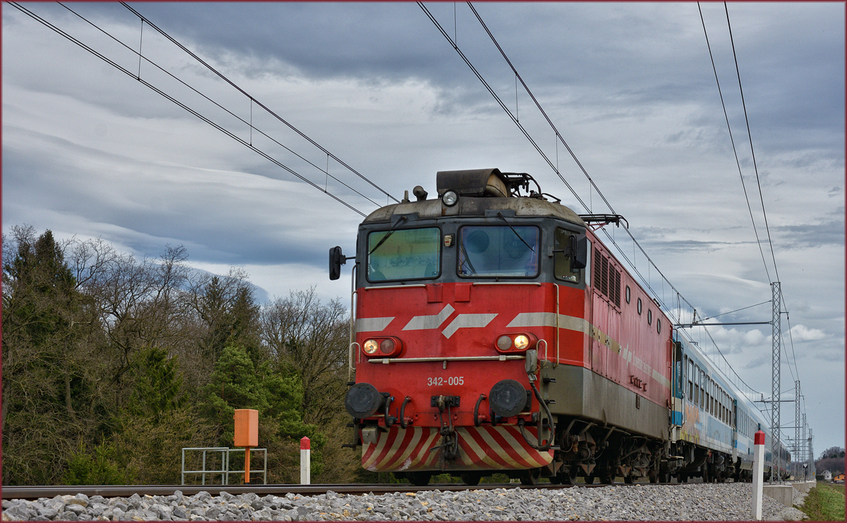 SŽ 342-005 zieht EC151 an Črešnjevec vorbei Richtung Ljubljana. /4.4.2018