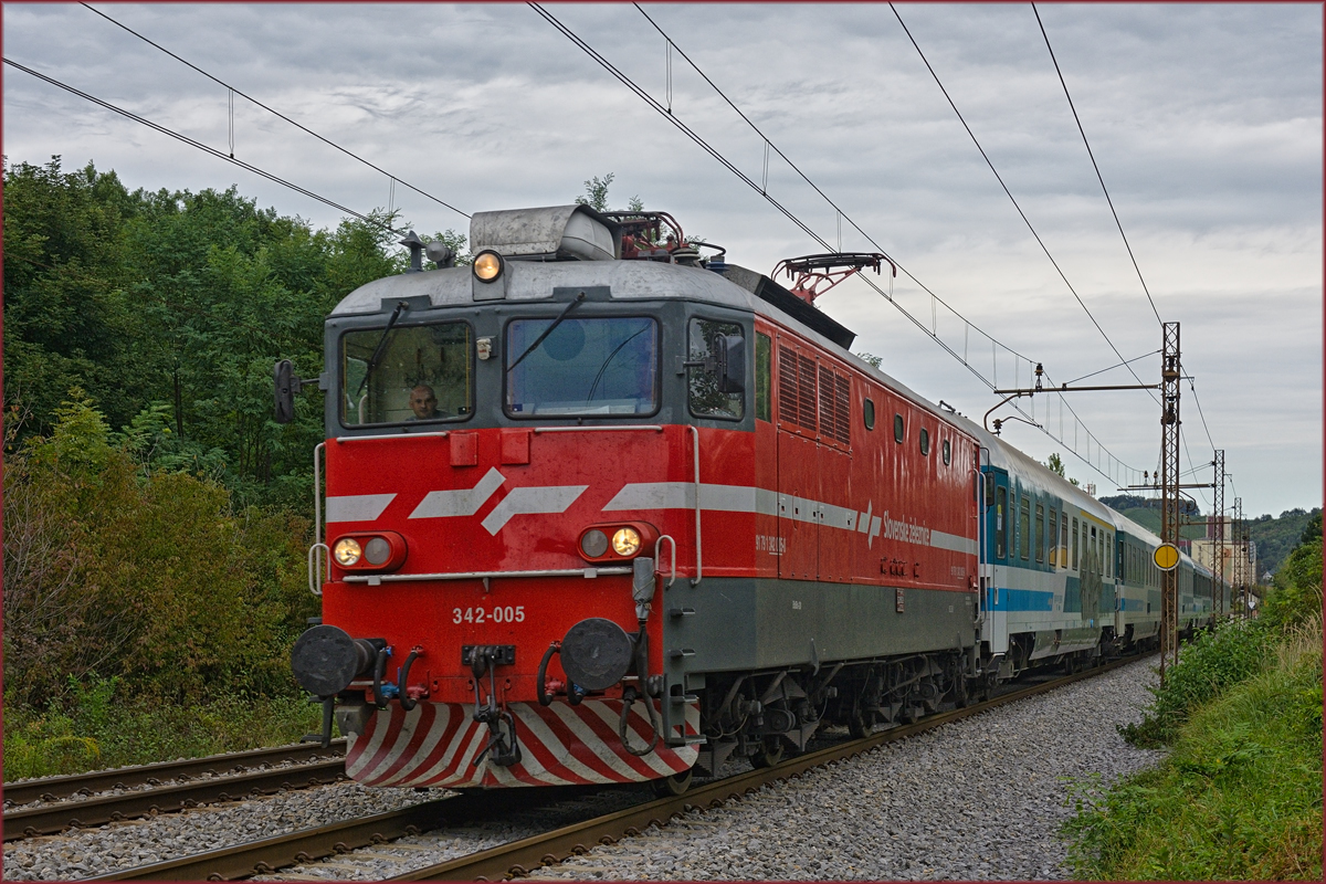 SŽ 342-005 zieht EC151 durch Maribor-Tabor Richtung Ljubljana. /18.9.2019