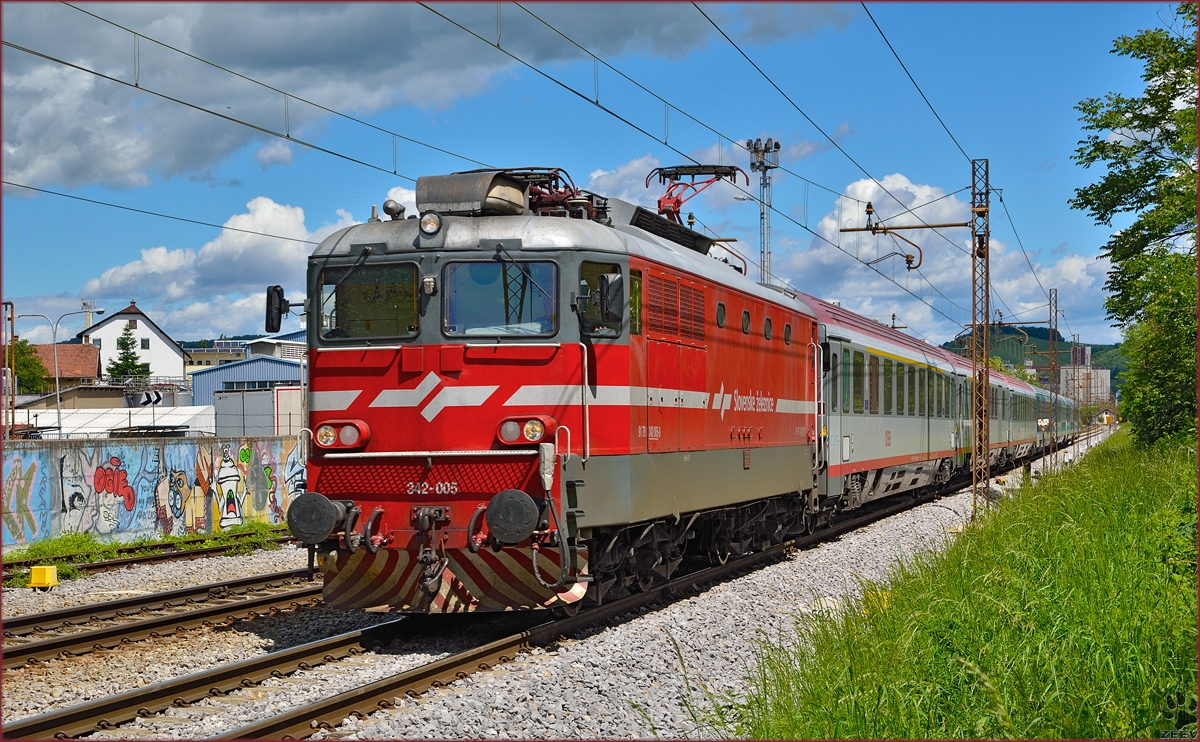 SŽ 342-005 zieht EC151 'Emona' durch Maribor-Tabor Richtung Ljubljana. /12.5.2014
