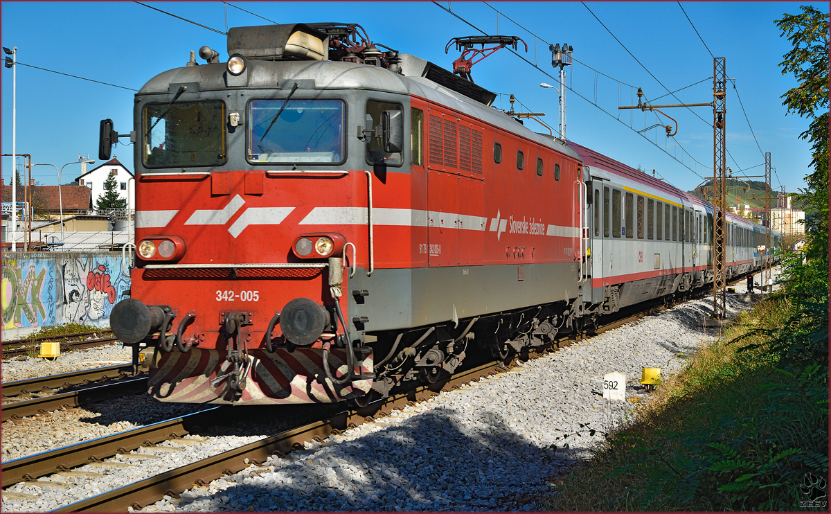SŽ 342-005 zieht EC151 'Emona' durch Maribor-Tabor Richtung Ljubljana. /14.10.2014