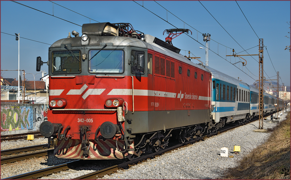 SŽ 342-005 zieht EC151 'Emona' durch Maribor-Tabor Richtung Ljubljana. /20.2.2015