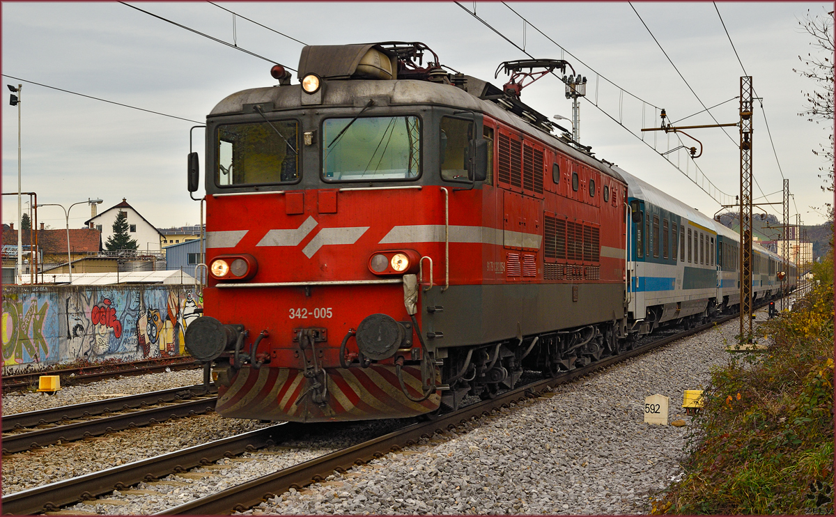 SŽ 342-005 zieht EC151 'Emona' durch Maribor-Tabor Richtung Ljubljana. /10.11.2015