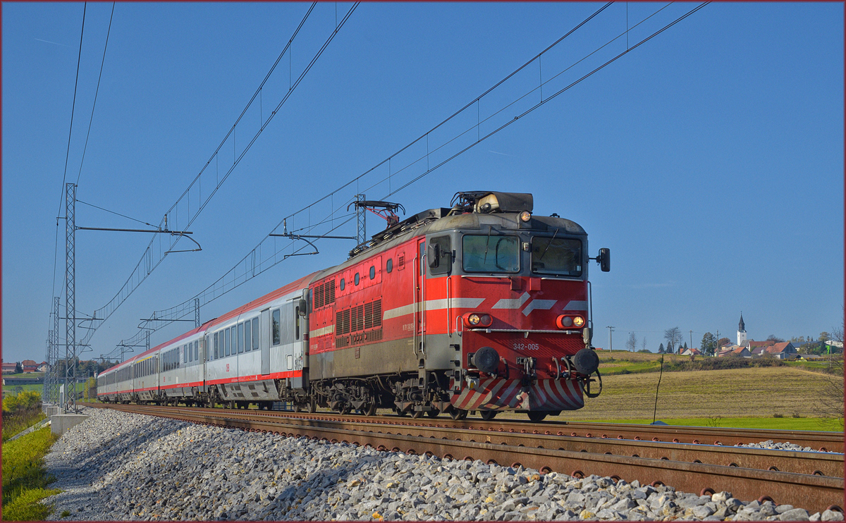 SŽ 342-005 zieht EC158 an Črešnjevec vorbei Richtung Wien. /20.10.2017