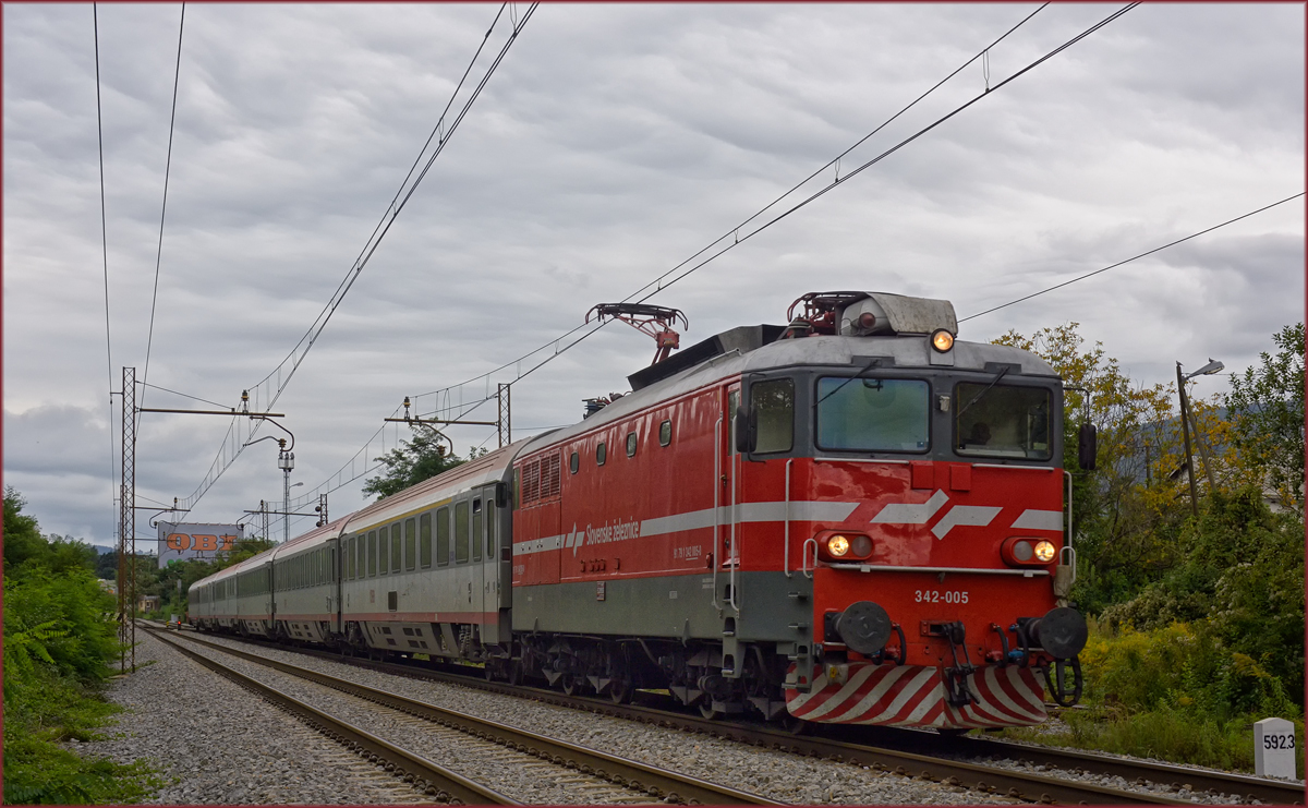 SŽ 342-005 zieht EC158 Croatia durch Maribor-Tabor Richtung Wien. /18.9.2019