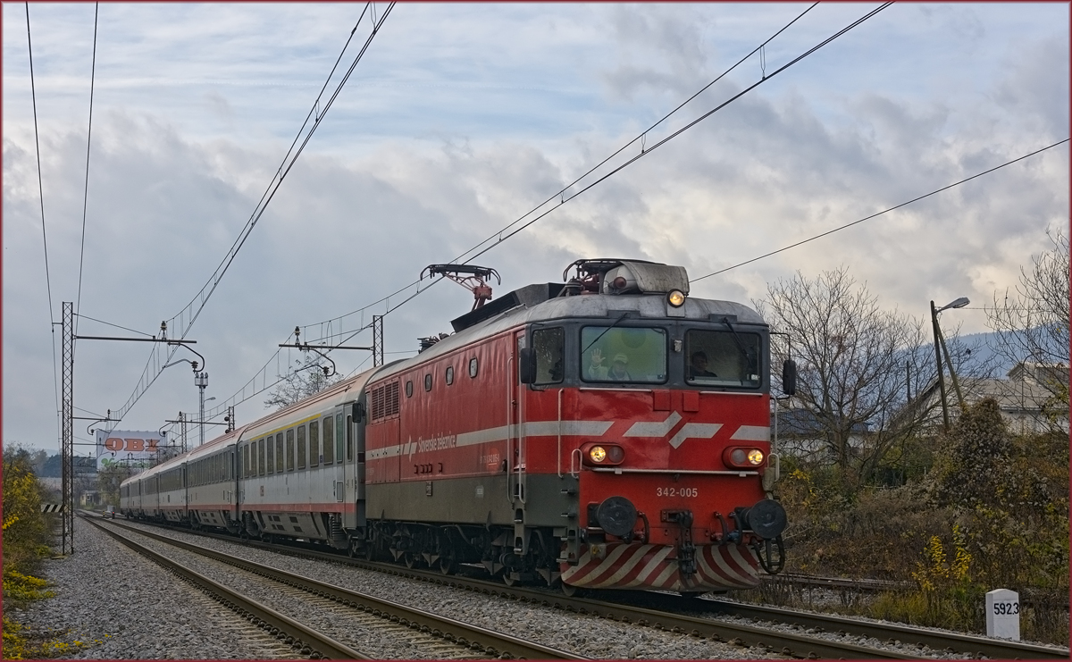 SŽ 342-005 zieht EC158 Croatia durch Maribor-Tabor Richtung Wien. /27.11.2019