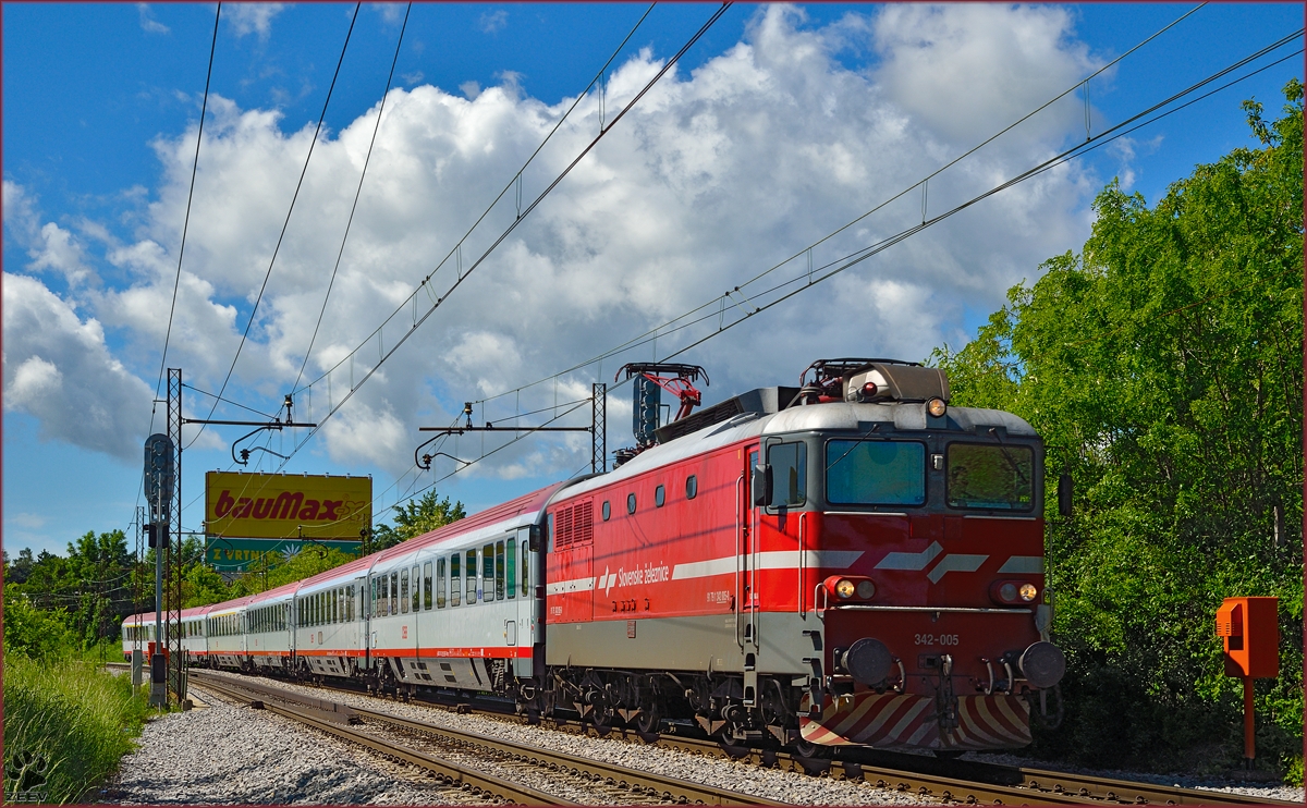 SŽ 342-005 zieht EC158 'Croatia' durch Maribor-Tabor Richtung Wien. /12.5.2014