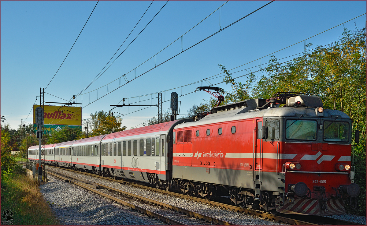 SŽ 342-005 zieht EC158 'Croatia' durch Maribor-Tabor Richtung Wien. /14.10.2014