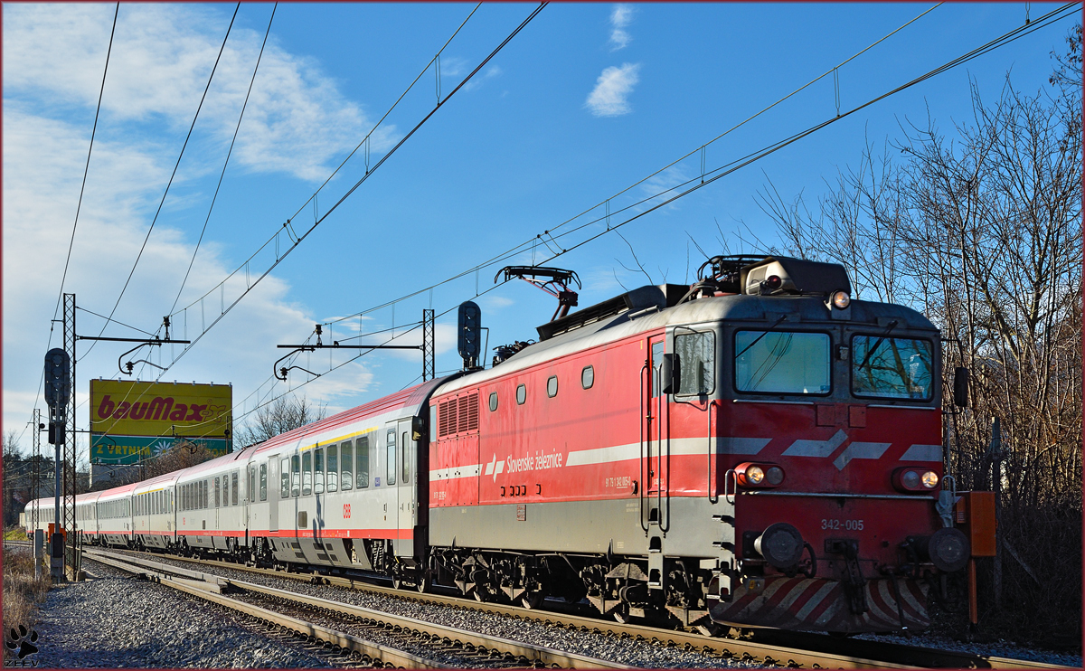 SŽ 342-005 zieht EC158 'Croatia' durch Maribor-Tabor Richtung Wien. /14.1.2015