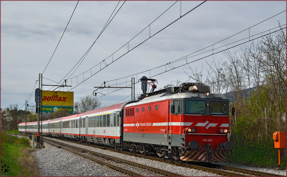 SŽ 342-005 zieht EC158 'Croatia' durch Maribor-Tabor Richtung Wien. /14.4.2015