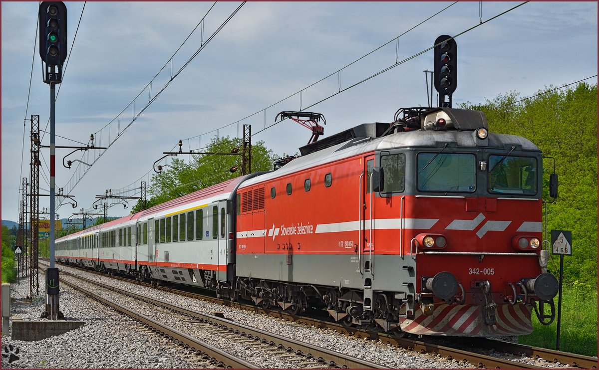 SŽ 342-005 zieht EC158 'Croatia' durch Maribor-Tabor Richtung Wien. /5.5.2015