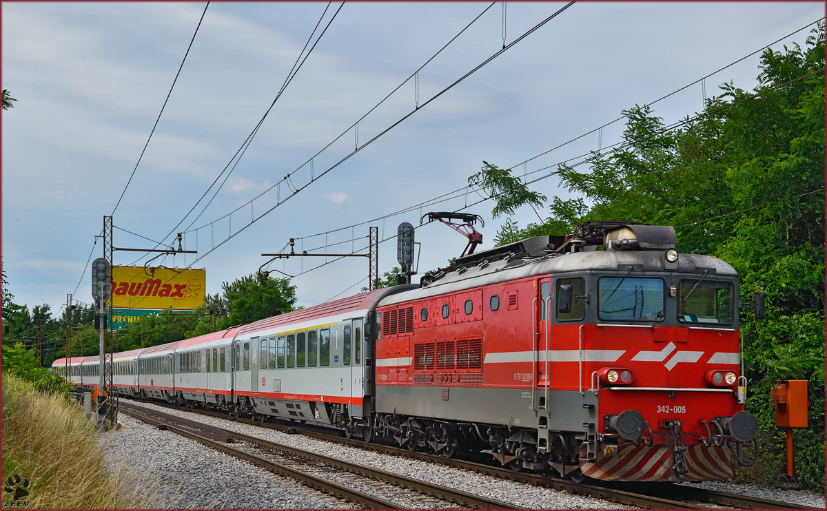 SŽ 342-005 zieht EC158 'Croatia' durch Maribor-Tabor Richtung Wien. /29.5.2015