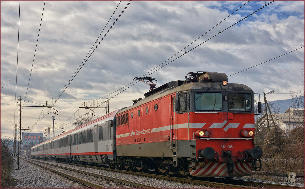 SŽ 342-005 zieht EC158 durch Maribor-Tabor Richtung Wien. /23.1.2018