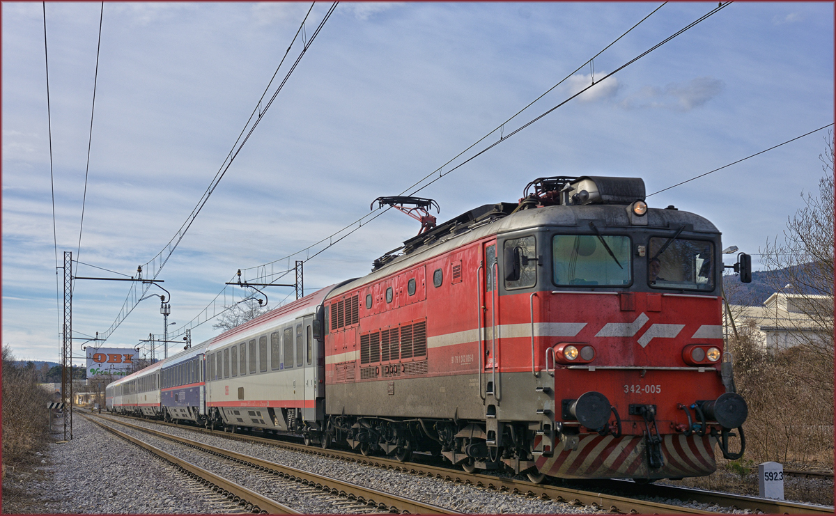 SŽ 342-005 zieht EC158 durch Maribor-Tabor Richtung Wien. /19.2.2020