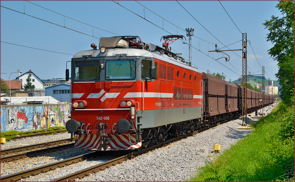 SŽ 342-005 zieht lehren Erzzug durch Maribor-Tabor Richtung Koper Hafen. /18.7.2014