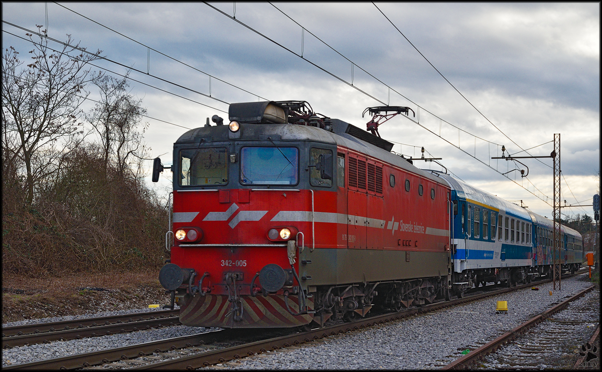 SŽ 342-005 zieht Migrantenzug durch Maribor-Tabor Richtung Šentilj. /1.3.2016