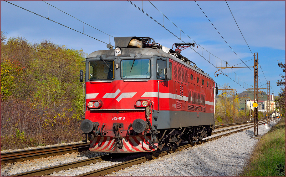 SŽ 342-010 fährt als Lokzug durch Maribor-Tabor Richtung Tezno Verschiebebahnhof. /8.11.2013