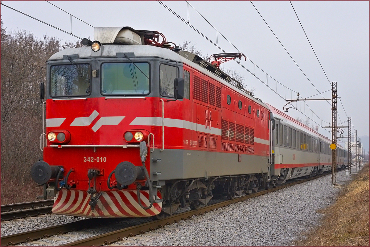 SŽ 342-010 zieht EC151 durch Maribor-Tabor Richtung Ljubljana. /21.2.2021