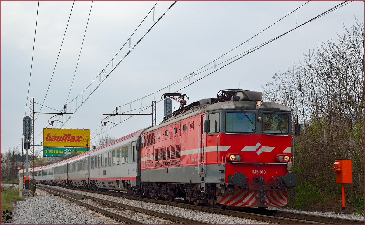 SŽ 342-010 zieht EC158 'Croatia' durch Maribor-Tabor Richtung Wien. /26.3.2014