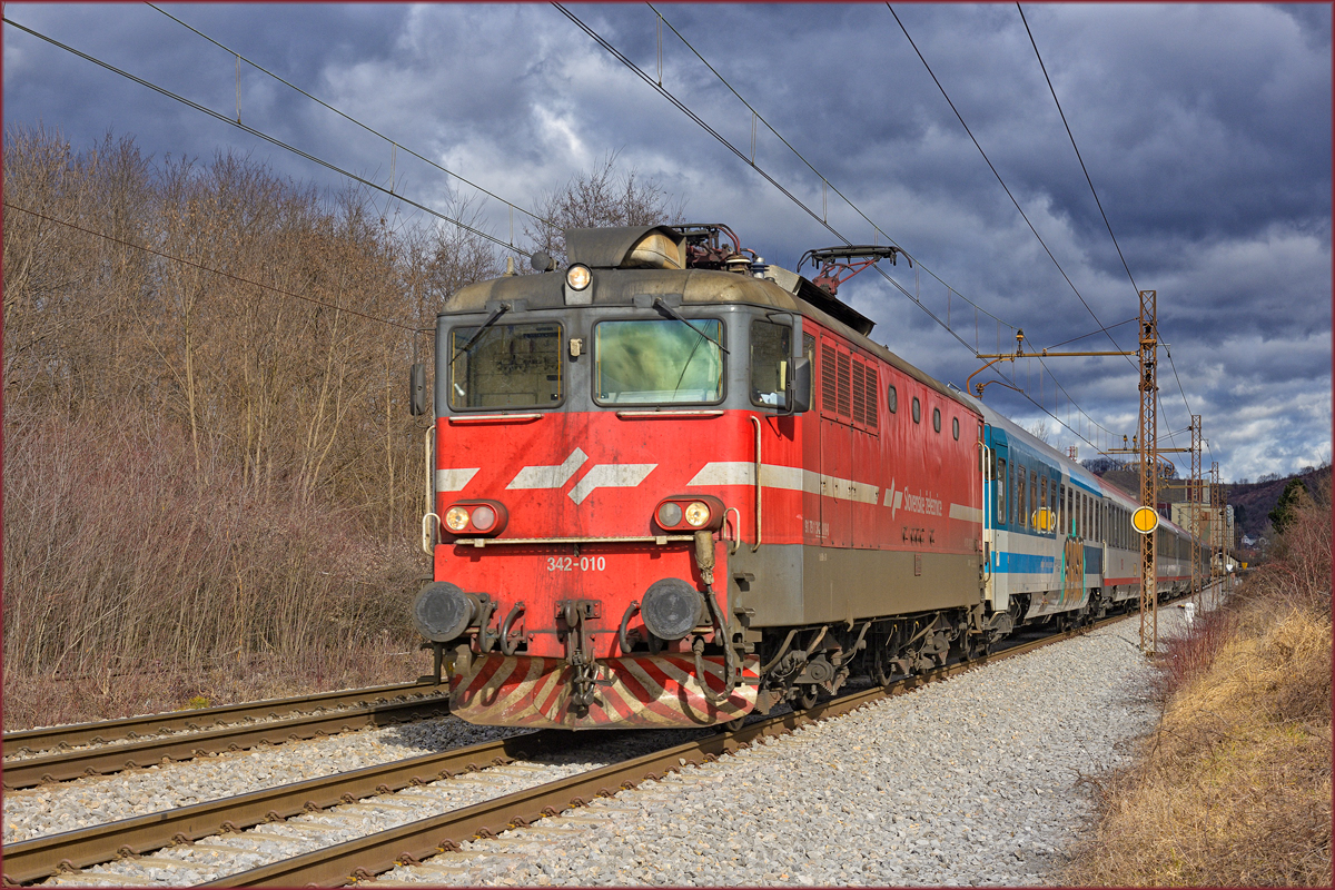 SŽ 342-010 zieht EC158 durch Maribor-Tabor Richtung Ljubljana. /5.2.2020
