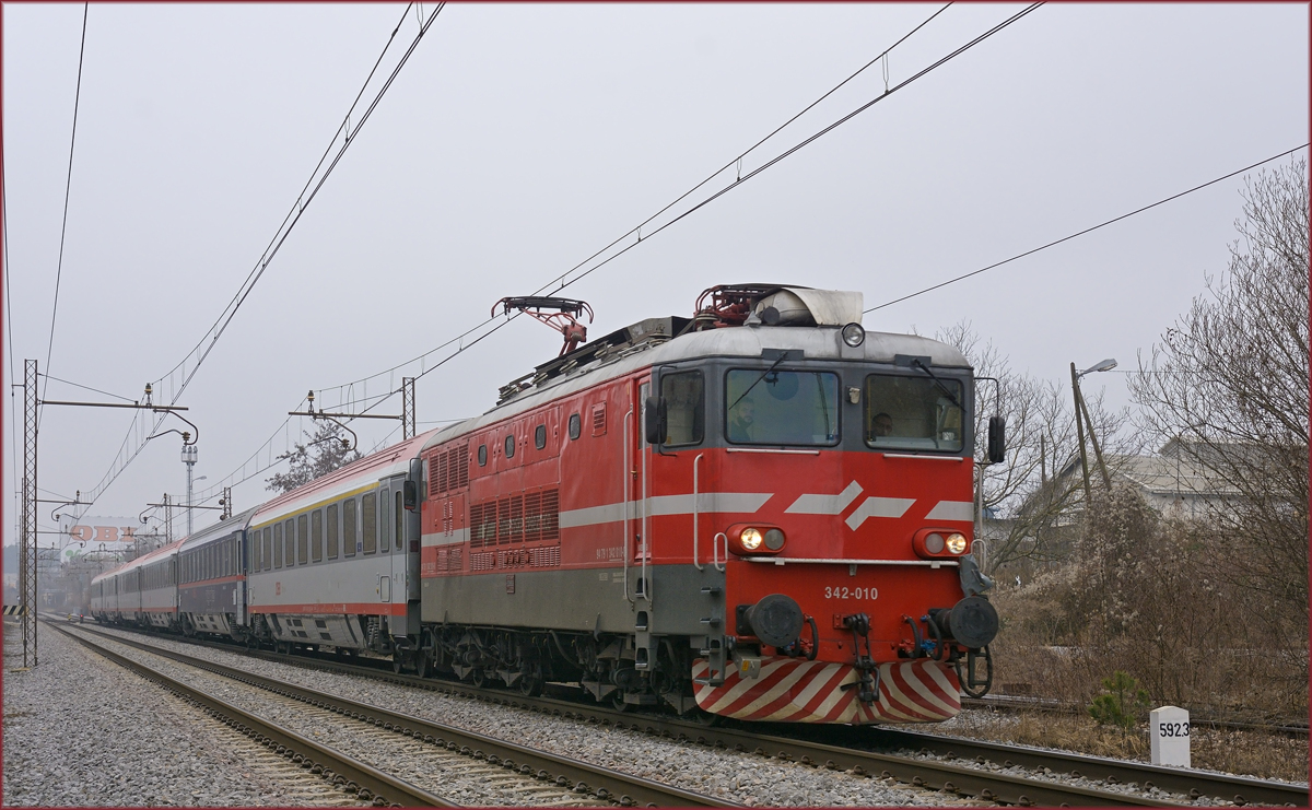 SŽ 342-010 zieht EC158 durch Maribor-Tabor Richtung Wien. /21.2.2021