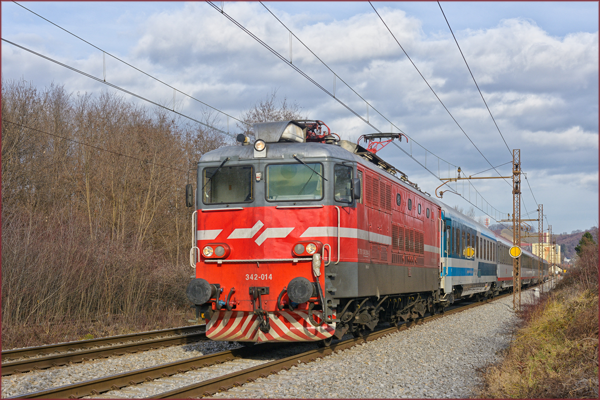 SŽ 342-014 zieht EC151 durch Maribor-Tabor Richtung Ljubljana. /19.12.2019