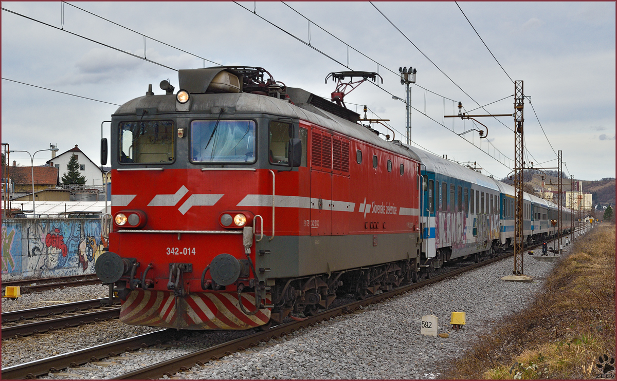 SŽ 342-014 zieht EC151 durch Maribor-Tabor Richtung Ljubljana. /9.2.2016