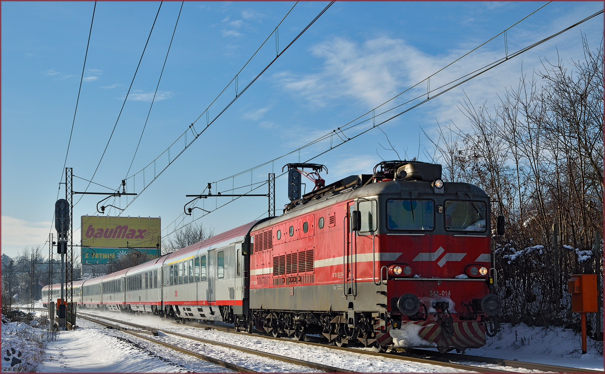SŽ 342-014 zieht EC158 'Croatia' durch Maribor-Tabor Richtung Wien. /2.1.2015