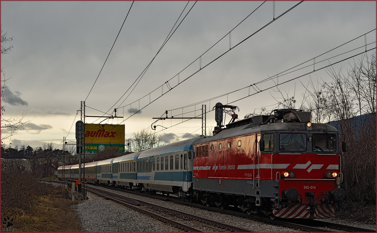 SŽ 342-014 zieht EC158 'Croatia' durch Maribor-Tabor Richtung Wien. /2.3.2015