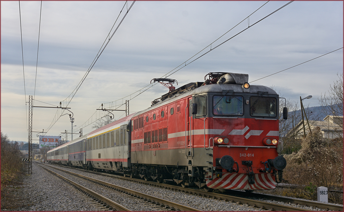 SŽ 342-014 zieht EC158 durch Maribor-Tabor Richtung Wien. /19.12.2019