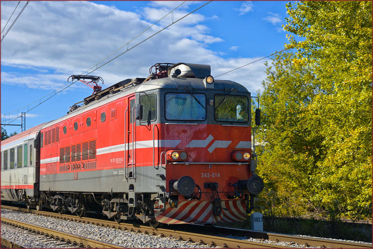 SŽ 342-014 zieht EC158 durch Maribor-Tabor Richtung Wien. /30.9.2020