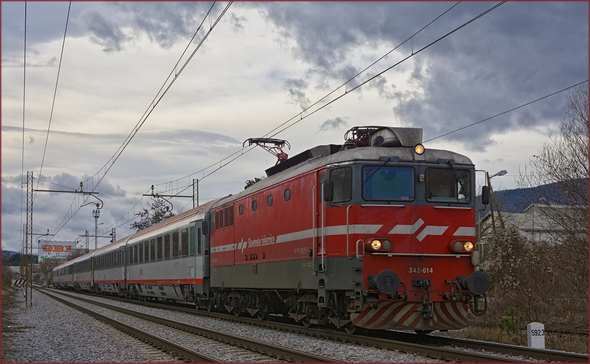 SŽ 342-014 zieht EC158 durch Maribor-Tabor Richtung Wien. /21.1.2021