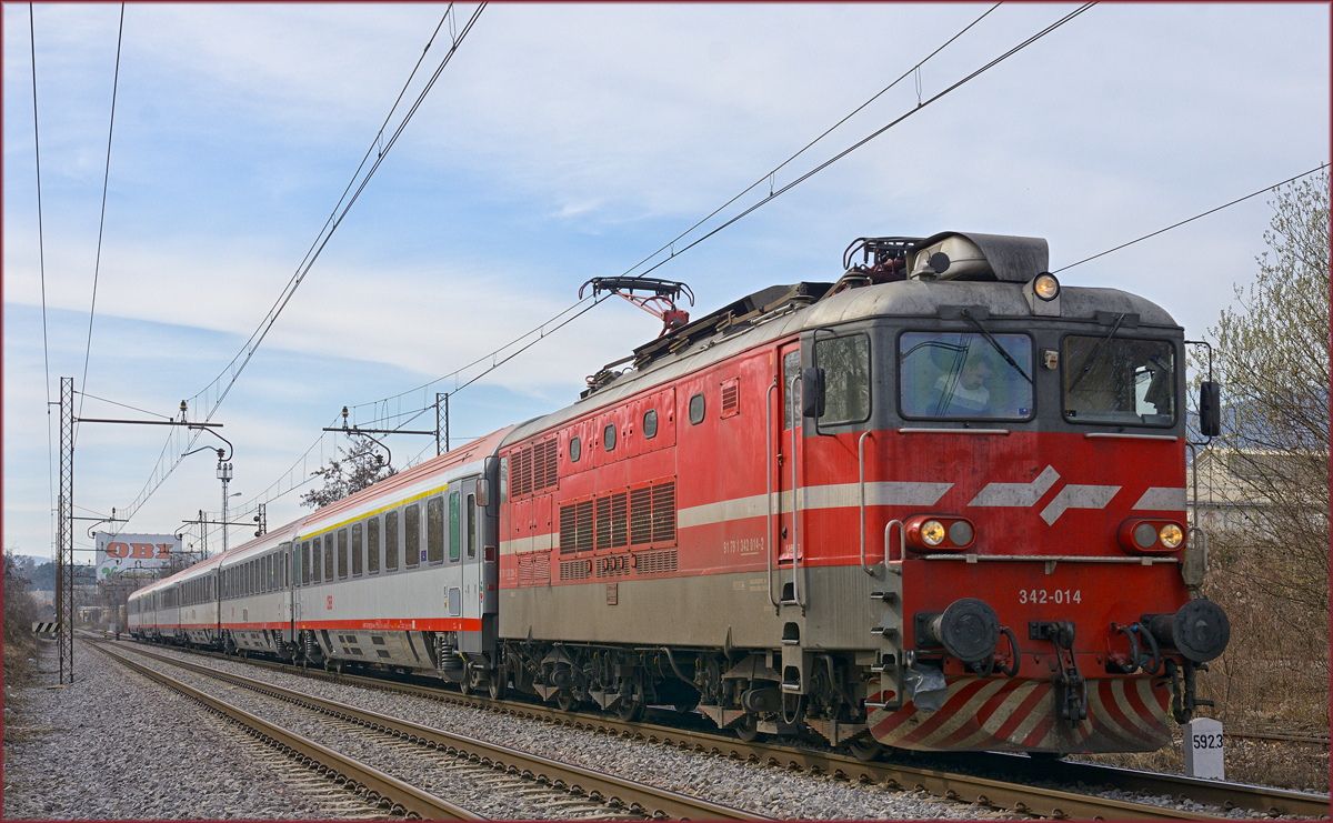 SŽ 342-014 zieht EC158 durch Maribor-Tabor Richtung Wien. /4.3.2021