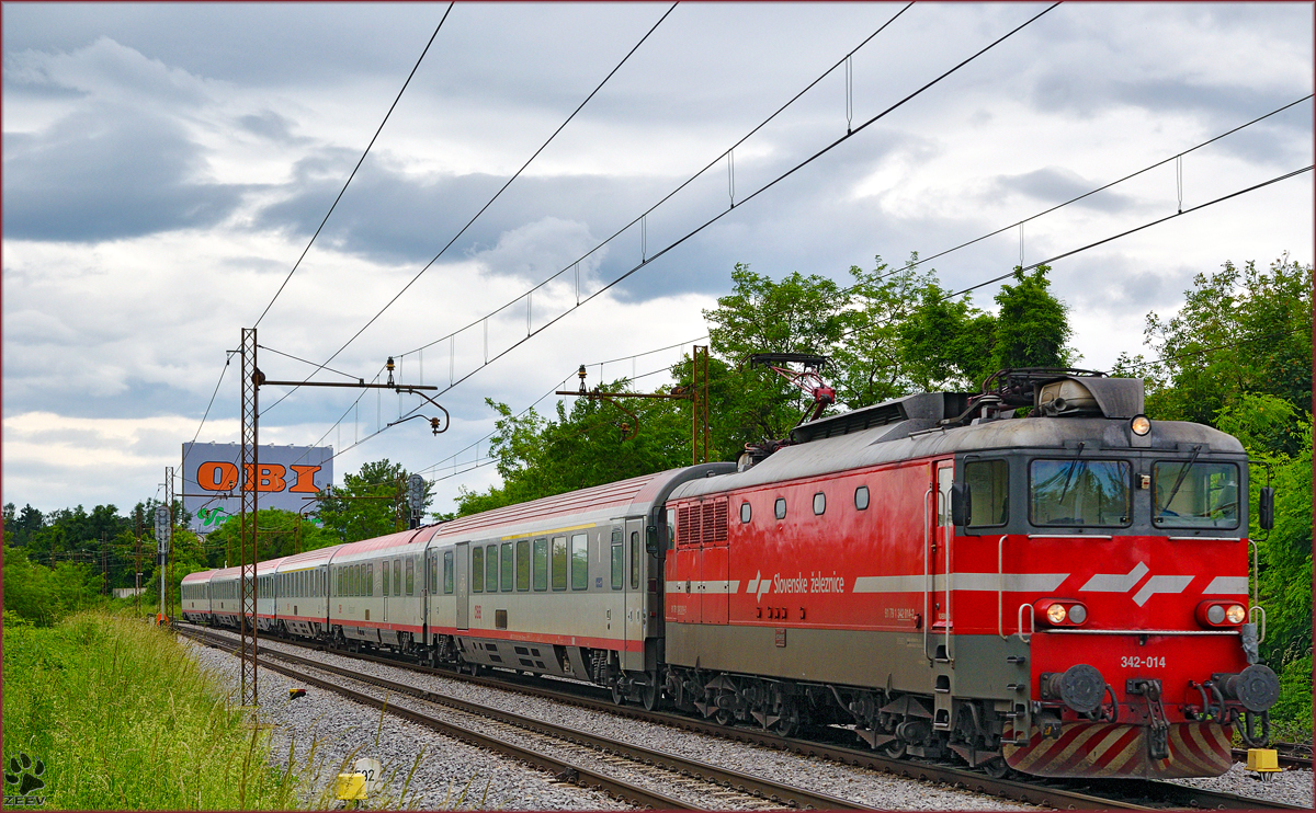 SŽ 342-014 zieht EC158 durch Maribor-Tabor Richtung Wien. /1.6.2016