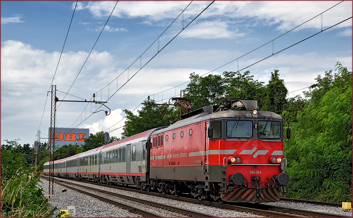 SŽ 342-014 zieht EC158 durch Maribor-Tabor Richtung Wien. /26.7.2016