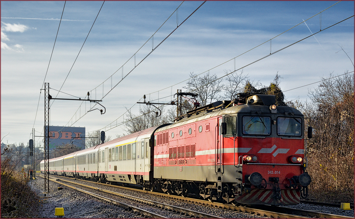 SŽ 342-014 zieht EC158 durch Maribor-Tabor Richtung Wien. /2.12.2016