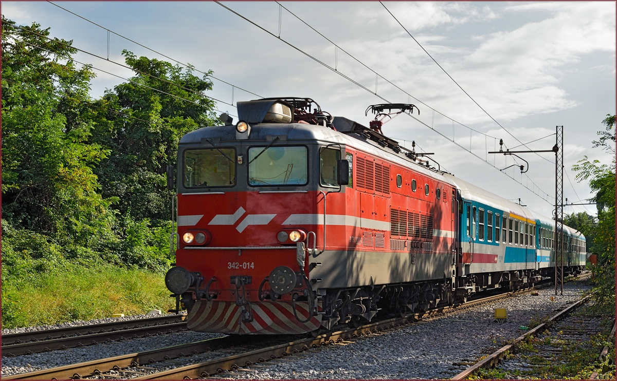 SŽ 342-014 zieht Personenzug durch Maribor-Tabor Richtung Maribor HBF. /16.9.2014